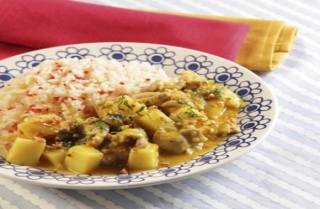 Pollo en salsa de maní